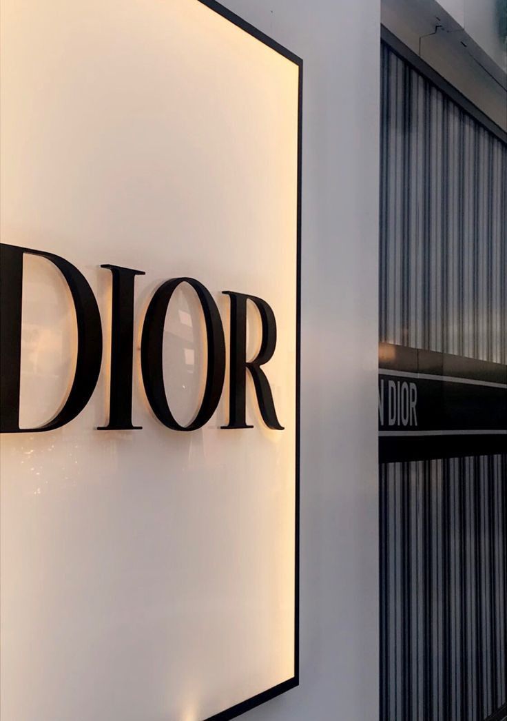 CHRISTIAN DIOR
